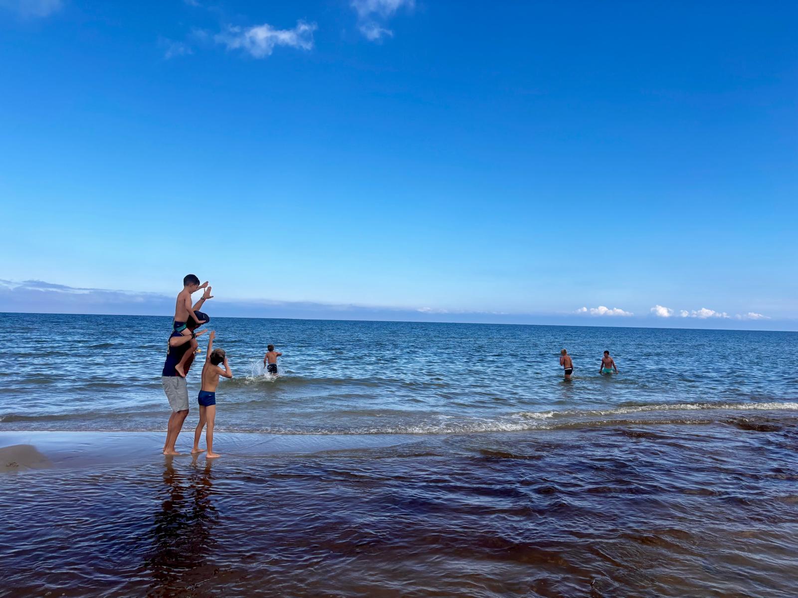 Aktywny dzień na plaży – jak łączyć zabawę z ruchem